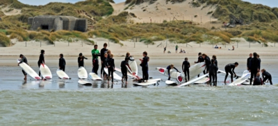 Golfsurfen en nieuwe vrienden maken op surfkamp in Oostduinkerke.