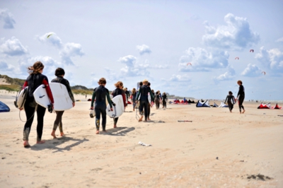 Verzorgde surfkampen met begeleiding door ervaren monitoren.