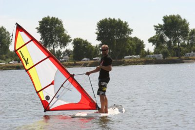 Leren windsurfen op het Spaarbekken van Nieuwpoort.